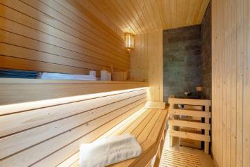 Bania zewnętrzna z hydromasażem i sauna  | Willa Lux Wolf